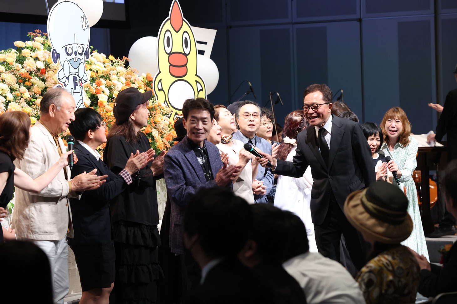 「おどるポンポコリン」を歌う「ちびまる子ちゃん」ファミリー。