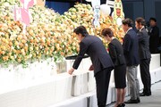 献花の様子。