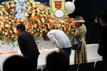 献花を行う爆笑問題、太田光代社長。