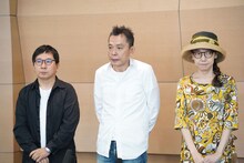 囲み取材に応じた爆笑問題と、太田光代社長。