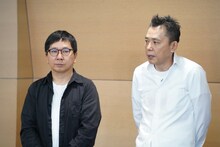 囲み取材に応じた爆笑問題。