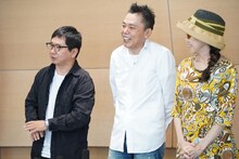 「サンデー・ジャポン」からの質問を「絡んじゃいけないと言われている」と拒否しようとする爆笑問題・田中（左）。