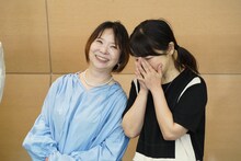 涙ぐむ豊嶋真千子（右）に、励ますように寄り添う佐々木優子（左）。