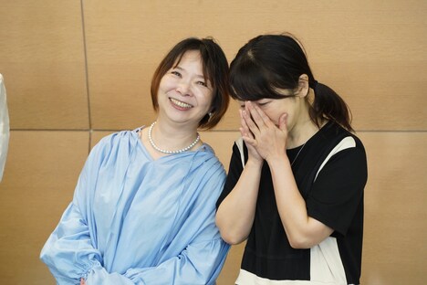 涙ぐむ豊嶋真千子(右)に、励ますように寄り添う佐々木優子(左)。