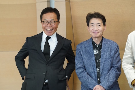 お父さん・ヒロシの声でTARAKOにメッセージを贈る屋良有作(左)。