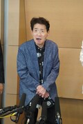 おじいちゃん・友蔵の声でTARAKOにメッセージを贈る島田敏。
