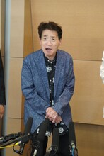 おじいちゃん・友蔵の声でTARAKOにメッセージを贈る島田敏。