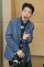 おじいちゃん・友蔵の声でTARAKOにメッセージを贈る島田敏。