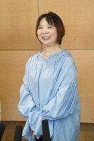 おばあちゃん・こたけの声でTARAKOにメッセージを贈る佐々木優子。