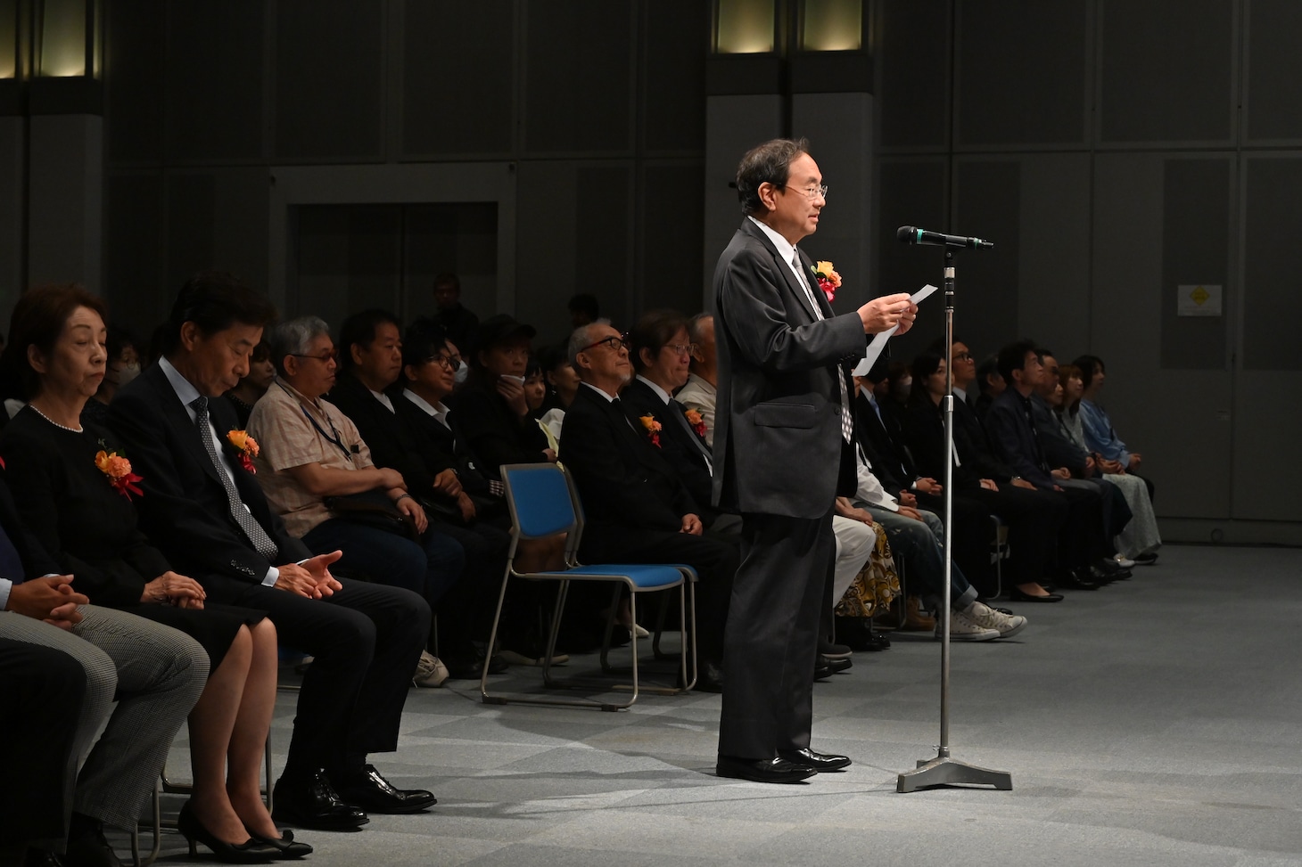 弔辞を述べる清水賢治氏。