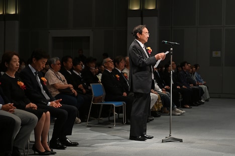 弔辞を述べる清水賢治氏。