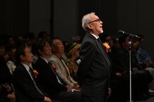 弔辞を述べる中尾隆聖。