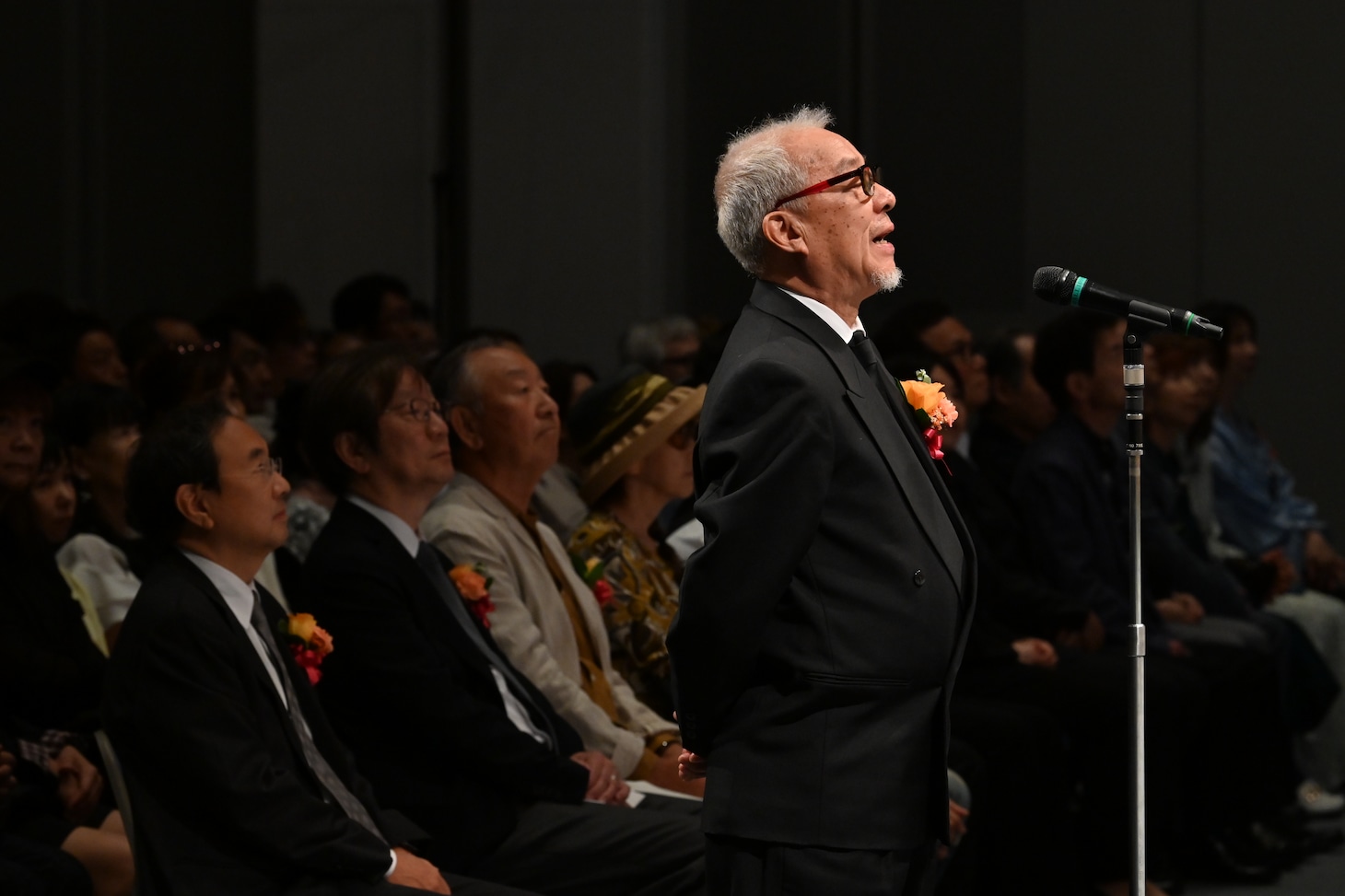 弔辞を述べる中尾隆聖。