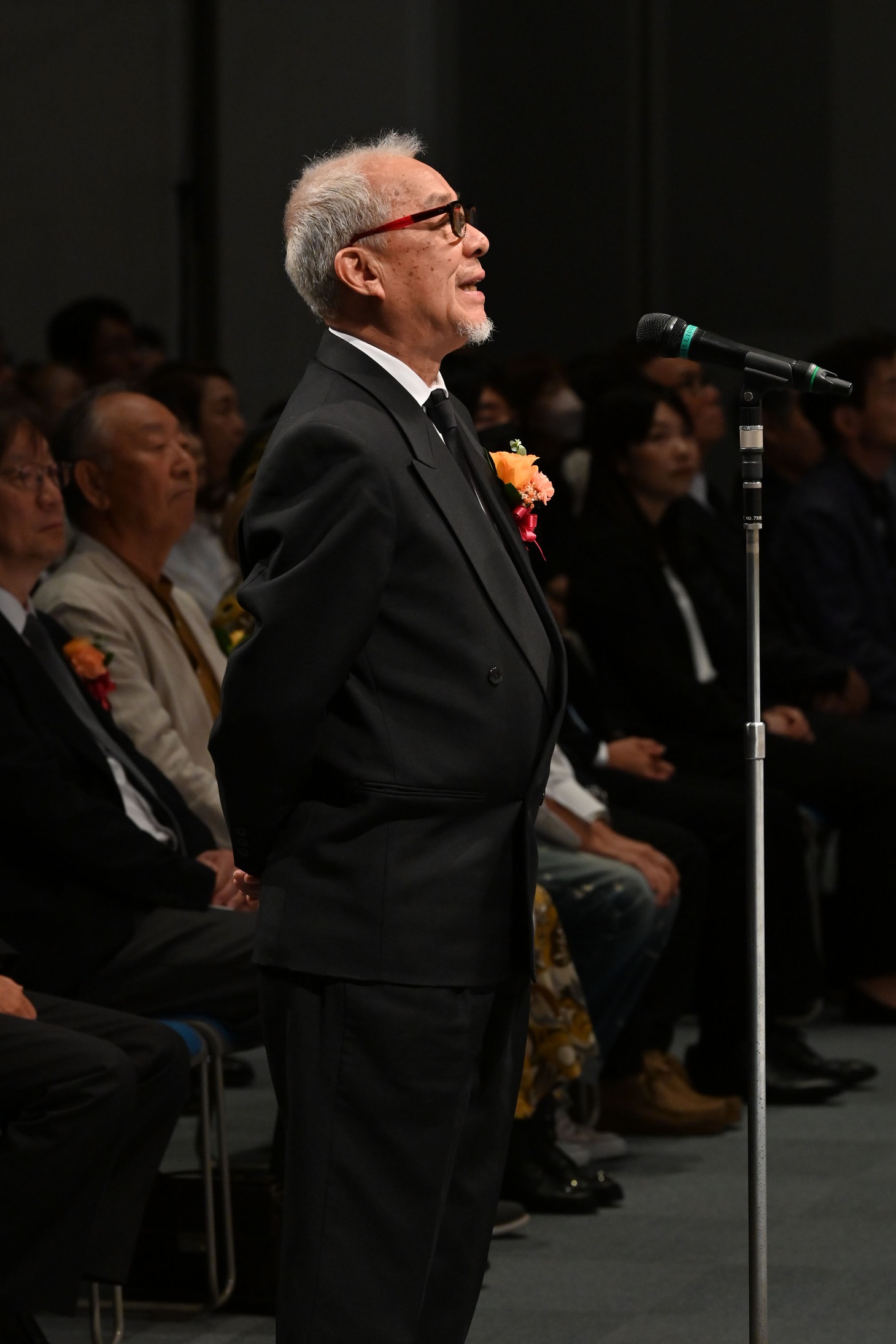 弔辞を述べる中尾隆聖。