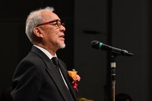 弔辞を述べる中尾隆聖。