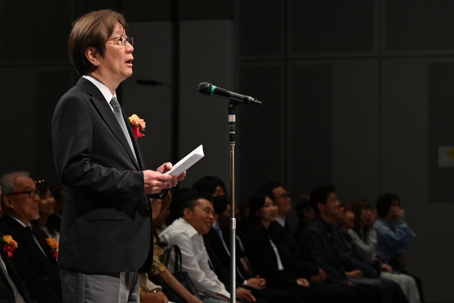 弔辞を述べる木原実。