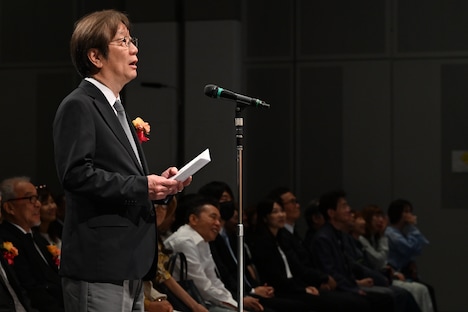 弔辞を述べる木原実。