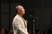 弔辞を述べるキートン山田。