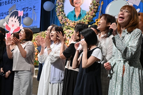 「おどるポンポコリン」を歌う「ちびまる子ちゃん」ファミリー。