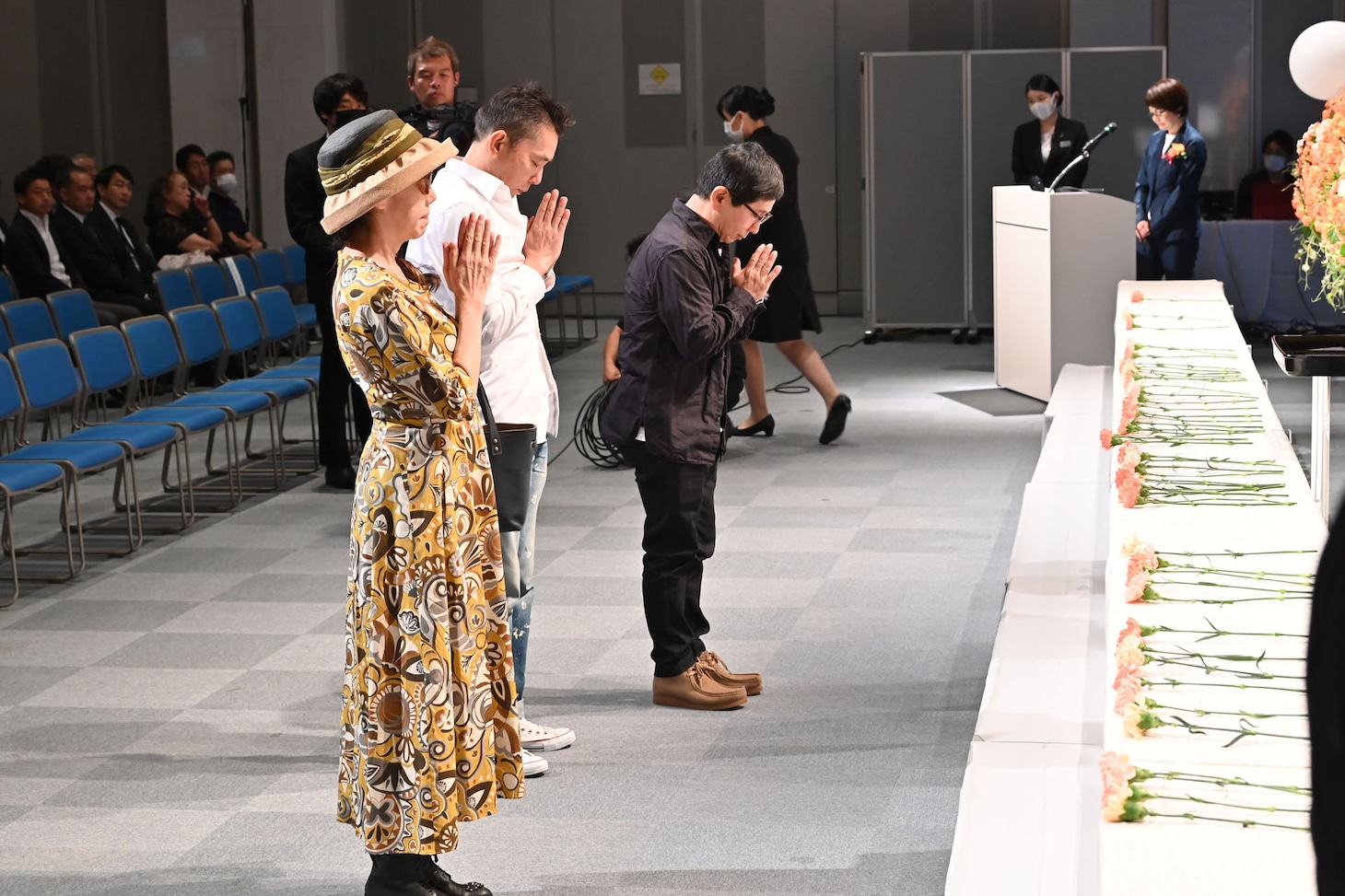 献花を行う爆笑問題、太田光代社長。