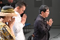 献花を行う爆笑問題、太田光代社長。