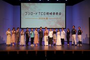 「ブシロードTCG戦略発表会2024 夏」の様子。左から佐々木未来、進藤あまね、真野拓実、渡瀬結月、水中雅章、山下大輝、幸村恵理、島崎信長、宮田俊哉、三森すずこ、深川瑠華、立石凛、伊藤昌弘、ゆいっこ、カナやん（ボシマックス）、セイギ（ボシマックス）。