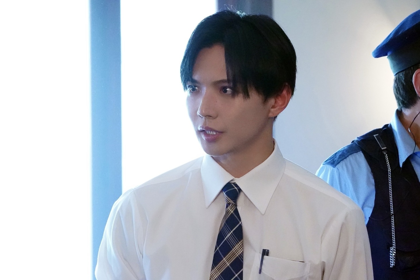 TVドラマ「降り積もれ孤独な死よ」第1話の場面写真。