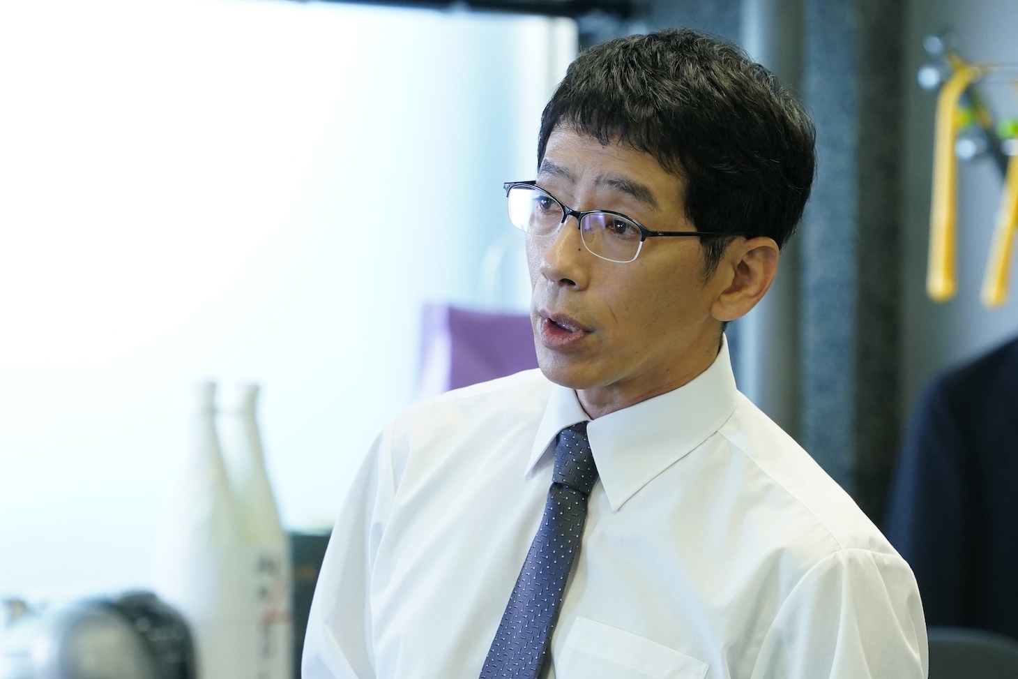 TVドラマ「降り積もれ孤独な死よ」第1話の場面写真。