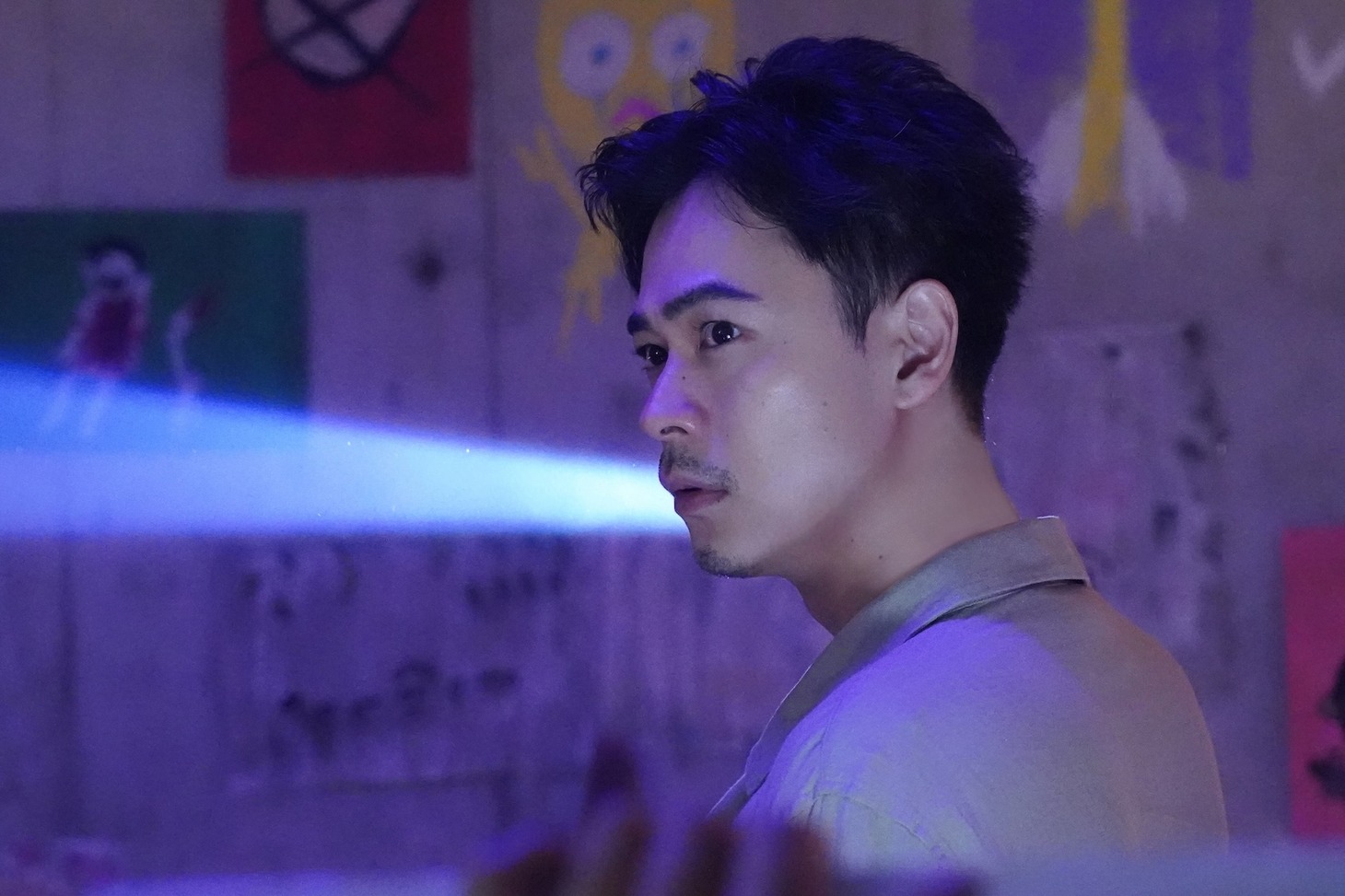 TVドラマ「降り積もれ孤独な死よ」第1話の場面写真。