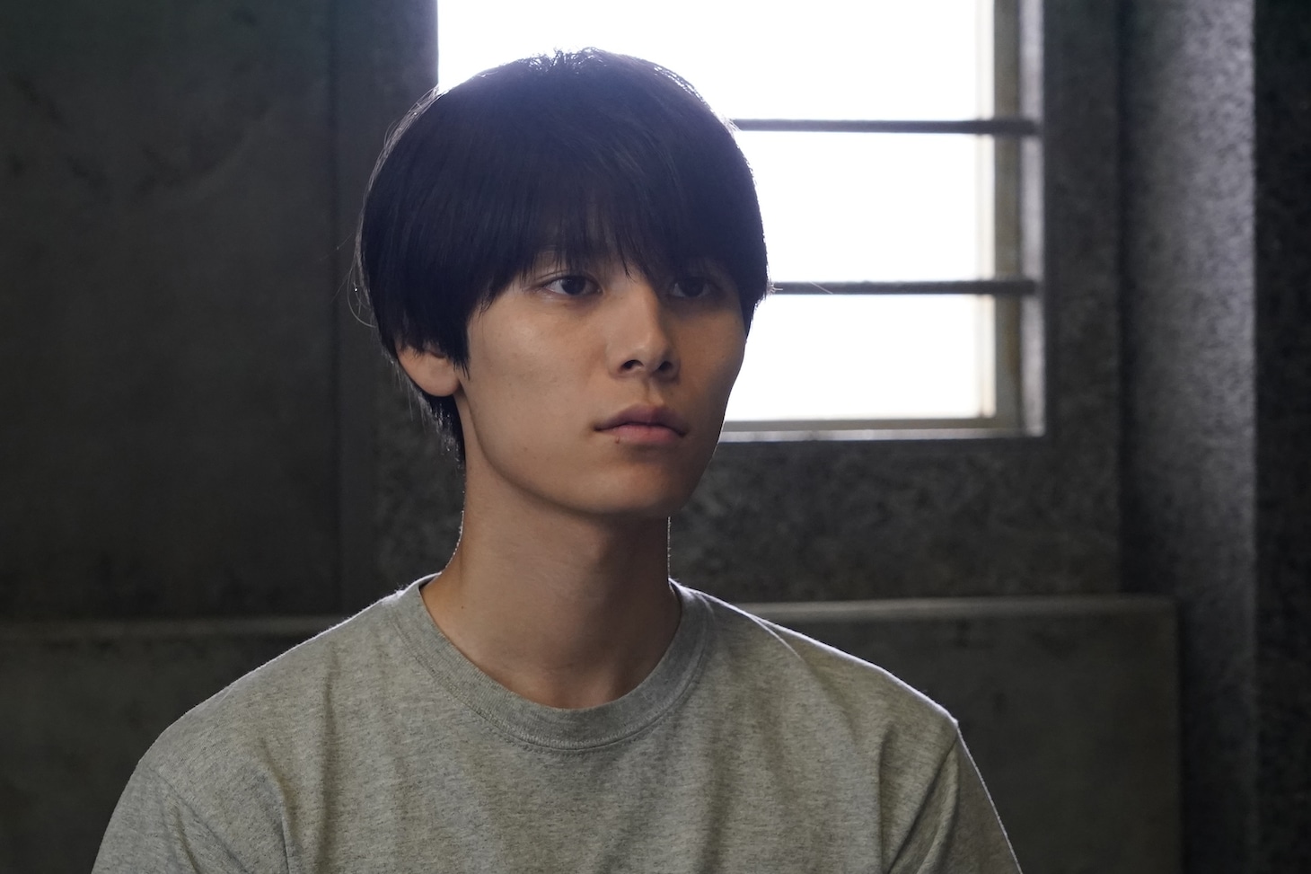 TVドラマ「降り積もれ孤独な死よ」第1話の場面写真。