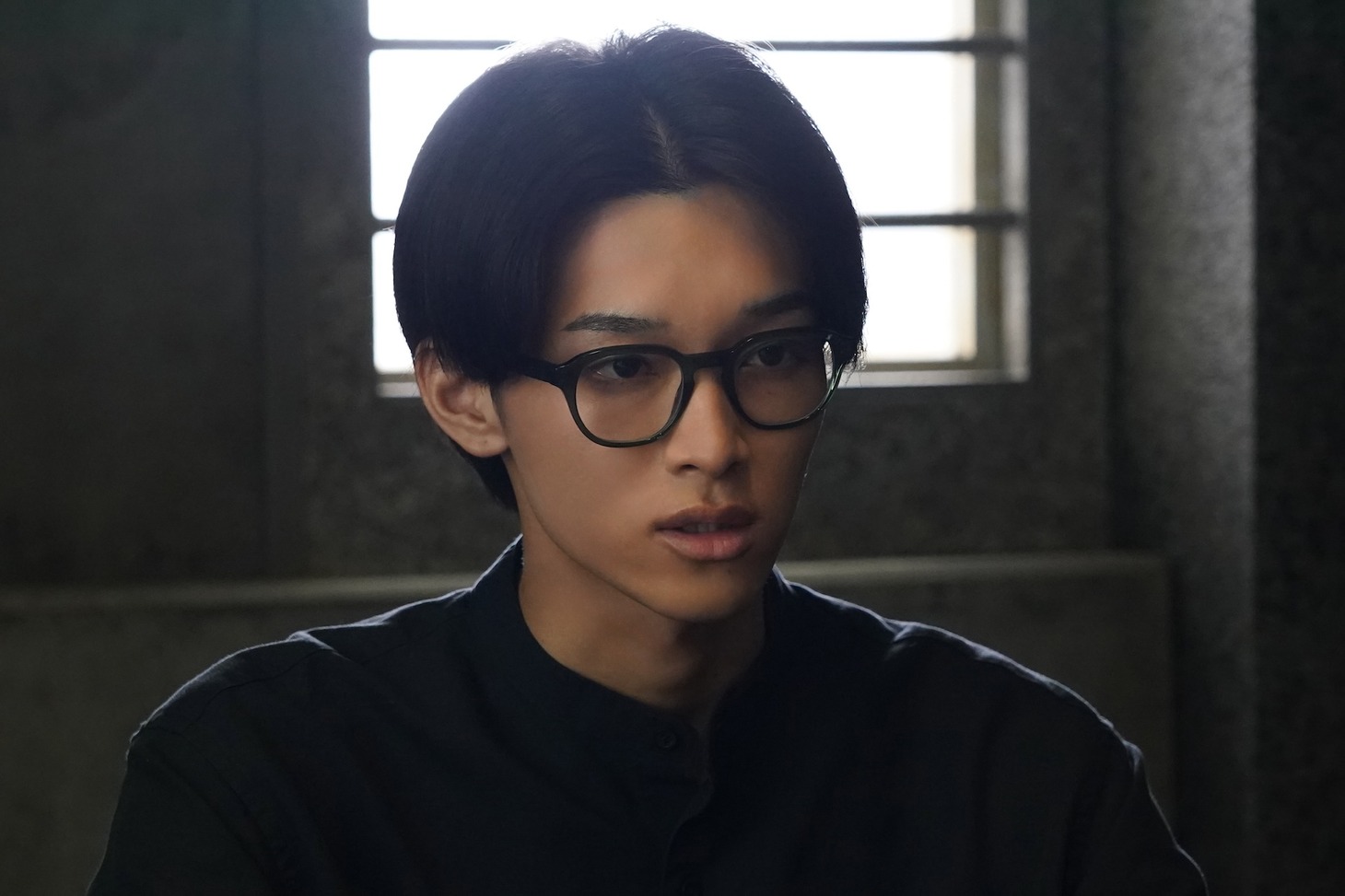 TVドラマ「降り積もれ孤独な死よ」第1話の場面写真。