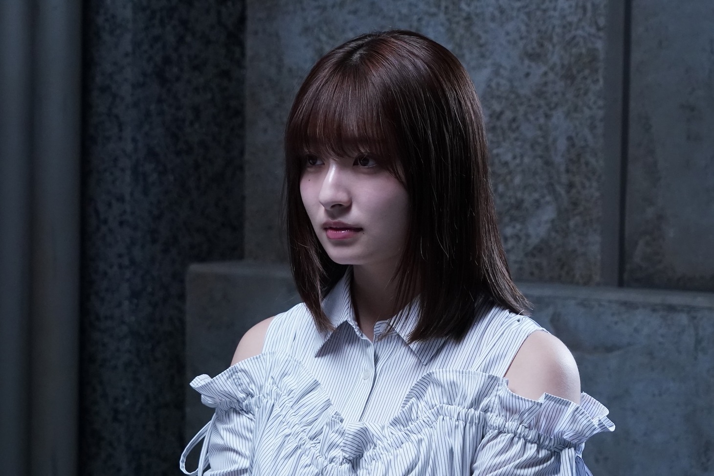 TVドラマ「降り積もれ孤独な死よ」第1話の場面写真。