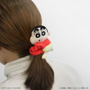 「クレヨンしんちゃん」しんのすけ・シロ・ぶりぶりざえもんが抱きつくシュシュ