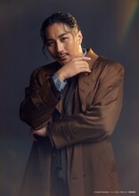 郷本直也扮する鍬潟隆介。