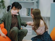 ドラマ「彩香ちゃんは弘子先輩に恋してる」 より。 (c)「彩香ちゃんは弘子先輩に恋してる」製作委員会・MBS