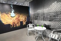 奥から鬼太郎の父と水木が墓場で天狗の酒を飲み交わすシーン、鬼太郎の父とその妻・岩子がクリームソーダを喫するシーンをオマージュしたフォトスポット。