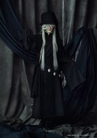 上田堪大扮する葬儀屋。