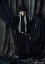 上田堪大扮する葬儀屋。