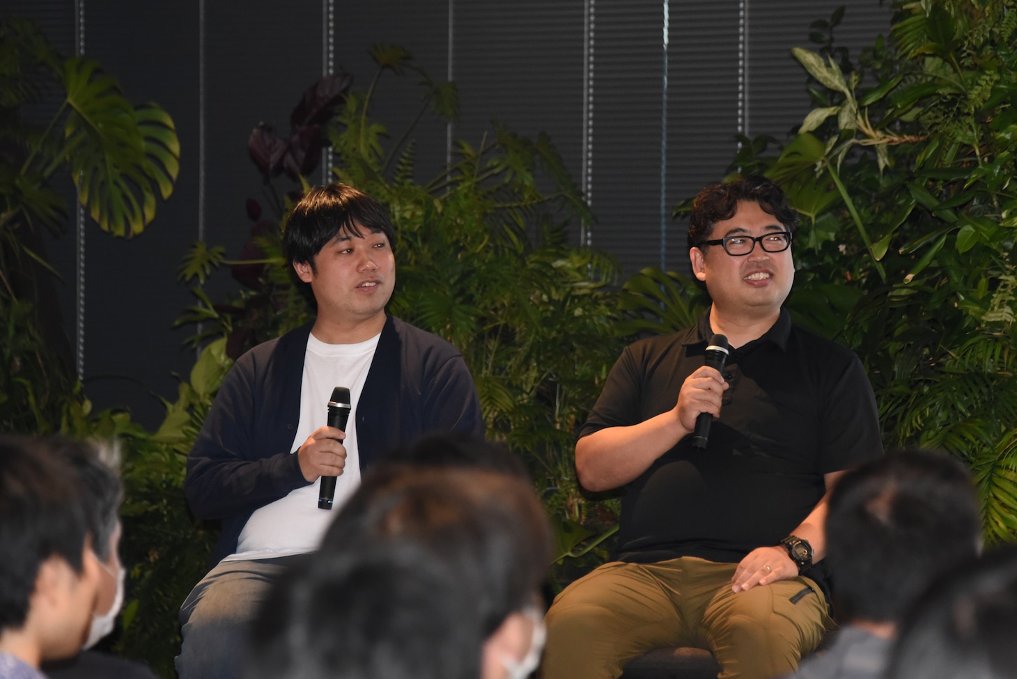 左から小西翼プロデューサー、柿本広大監督。