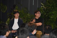 左から小西翼プロデューサー、柿本広大監督。