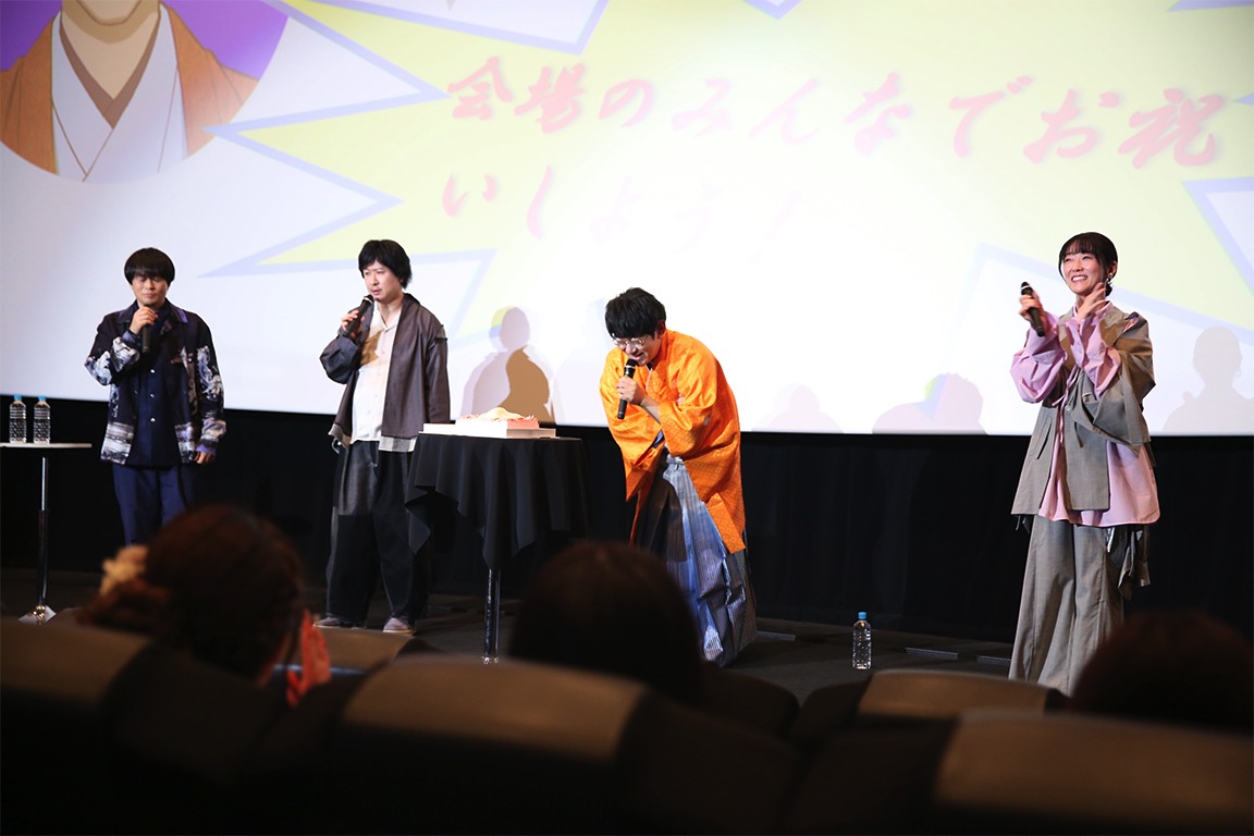 ブリーフケーキで盛り上がるキャスト陣。