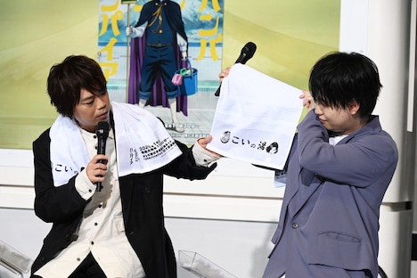 オリジナルタオルを見せる浪川大輔と小林裕介。