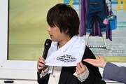 タオルに書かれた放送情報をアピールする浪川大輔。