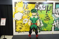 デクのほぼ等身大の立像。