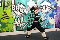 炭治郎のほぼ等身大の立像。