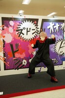 虎杖のほぼ等身大の立像。