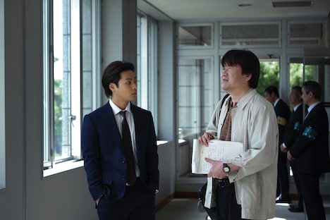 映画「夏目アラタの結婚」より、柳楽優弥と佐藤二朗の共演シーン。