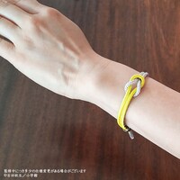 「京くみひもブレスレット」の着用例。