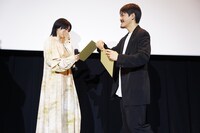 似顔絵をプレゼントする押山清高監督。