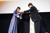 似顔絵をプレゼントする押山清高監督。